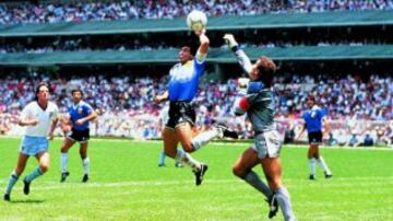 La mano de Dios: En el Mundial de México 86, Diego Maradona le anotó un gol a Inglaterra con la mano en las semifinales del torneo