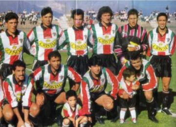 Tanucci y Robles (segundo y cuarto de izquierda a derecha, fila superior), eran fijos en la campaña de Palestino en el campeonato nacional de 1995. 