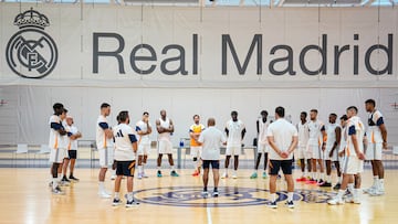Chus Mateo da la bienvenida a su plantilla el pasado lunes en el primer entrenamiento del equipo en la Ciudad Deportiva del Real Madrid para preparar la temporada 2024-25.