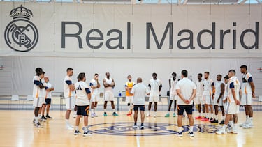 Chus Mateo da la bienvenida a su plantilla el pasado lunes en el primer entrenamiento del equipo en la Ciudad Deportiva del Real Madrid para preparar la temporada 2024-25.
