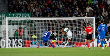 2-1. Álvaro Rodríguez recorta a Raúl Asencio en la frontal del área para soltar un zurdazo y mandar el balón a la red de la portería de Thibaut Courtois.