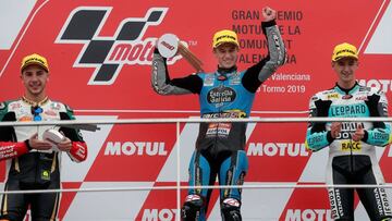 GRAFCVA9840. CHESTE (VALENCIA), 17/11/2019. /// CORRIGE PIES DE FOTO/// El castellonense Sergio García (Estrella Galicia 0'0 Honda) (c) se ha adjudicado la victoria en el Gran Premio de la Comunitat Valenciana de Moto3 que se ha disputado en el circuito "Ricardo Tormo" por delante del italiano Andrea Migno (KTM) (i) y el también español y debutante Xavier Artigas (Honda).(d) .EFE/ Kai Försterling