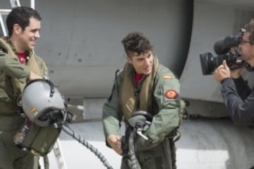 El piloto de Suzuki Maverick Viñales  ha pilotado el avión de combate F-18 de la Base Aérea de Zaragoza, con el que ha pasado del asfalto del circuito de MotorLand, donde competirá el próximo domingo en MotoGP, al cielo de Aragón. Viñales, cuyo nombre, Maverick, se debe al fervor que sentía su padre, Ángel, por el protagonista de la película "Top Gun" que protagonizaba Tom Cruise, y en el que interpretaba el papel de un piloto de combate, ha logrado hoy hacer realidad otra de sus pasiones al subirse a un caza del ejército español.