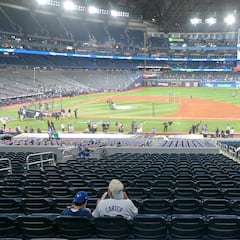 Who is throwing the ceremonial first pitch for game 1 of the MLB World Series?