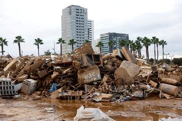 Una imagen de lodo y escombros, tras las fuertes lluvias que provocaron inundaciones, en el barrio de La Torre en Valencia.