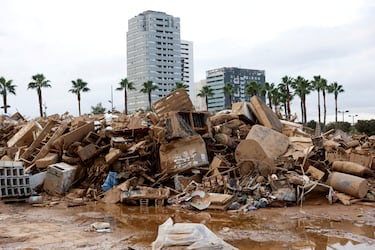 Una imagen de lodo y escombros, tras las fuertes lluvias que provocaron inundaciones, en el barrio de La Torre en Valencia.