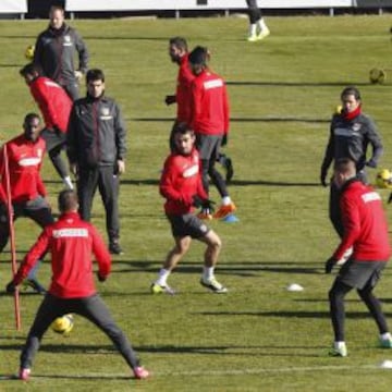 Simeone dirigió la sesión del Atlético durante algo más de una hora en el Cerro. El técnico le pidió a los suyos que enfoquen el partido de hoy con la misma intensidad de siempre.