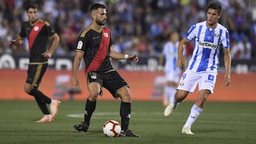 Amat controla un bal&oacute;n ante Carrillo.