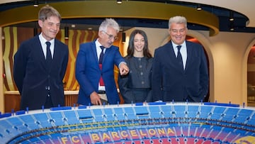 Marc Vivés, junto a Xavi Puig, Aitana Bonmatí y Joan Laporta.