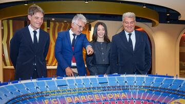 Marc Vivés, junto a Xavi Puig, Aitana Bonmatí y Joan Laporta.