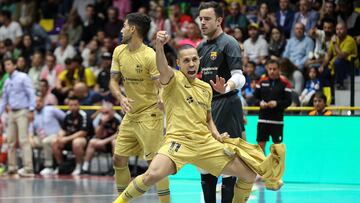 GRAF2369. ANTEQUERA (MÁLAGA), 02/04/2023.- El pívot del FC BArcelona Ferrao celebra un gol durante la final de la Copa del Rey de fútbol sala que el Barcelona y el Cartagena disputan este domingo en el pabellón Fernando Argüelles de Antequera. EFE/ Daniel Pérez
