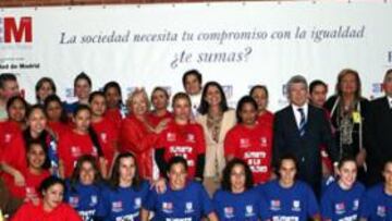 <b>SE VOLCÓ CON LAS INTERNAS. </b>Cerezo disfrutó con las internas del centro de mujeres de Alcalá Meco, que jugaron un partido contra un combinado del Atlético Féminas. El presidente besó y saludó a todas las reclusas.