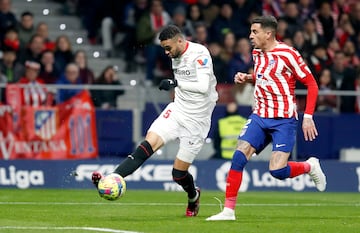 Ocasión de Youssef En-Nesyri. El delantero, en carrera dentro del área atlética, lanza un disparo cruzado que se va por la línea de fondo. En la imagen, con José María Giménez.