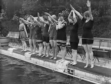 En los JJOO de Estocolmo, en 1912 las mujeres consiguieron incluirse en la natacin. La fotografa, de unos a?os despus, en 1917 con las componentes del Club de natacin de se?oras de Chiswick.