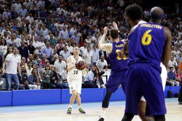 Jaycee Carroll recoge el pase de Sergio Llull a 5 segundos del final.