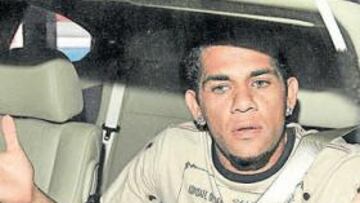 <b>EN REBELDÍA. </b>Daniel Alves, que parece no entender nada, se negó a jugar anoche. Sí se entrenó con los descartados a la espera de noticias.
