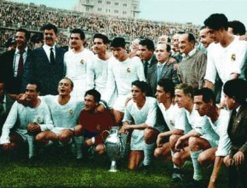 Los jugadores del Real Madrid posan con el trofeo de la Copa de Europa después de vencer a la Fiorentina en la final de 1957.