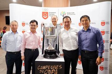 Peter Lim, con el presidente Anil Murthy y consejeros del club de Mestalla con el trofeo de la Copa del Rey en Singapur. 