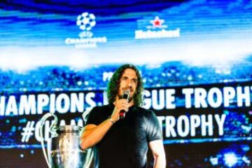 Carles Puyol durante la UEFA Champions League Trophy Tour en Hanoi.