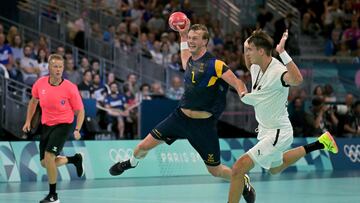 Jonathan Carlsbogaard, ante el alemán Julian Koester en la primera jornada de la fase de grupos de balonmano de los Juegos.