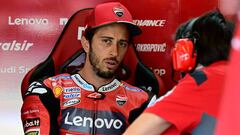 Ducati&#039;s Italian rider Andrea Dovizioso speaks with a mechanic  before the start of the fourth MotoGP free practice session of the Spanish Grand Prix at the Jerez racetrack in Jerez de la Frontera on July 18, 2020. (Photo by JAVIER SORIANO / AFP)