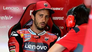 Ducati&#039;s Italian rider Andrea Dovizioso speaks with a mechanic  before the start of the fourth MotoGP free practice session of the Spanish Grand Prix at the Jerez racetrack in Jerez de la Frontera on July 18, 2020. (Photo by JAVIER SORIANO / AFP)