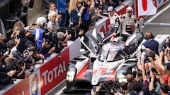 Le Mans (France), 16/06/2019.- Sebastien Buemi of Switzerland, Kazuki Nakajima of Japan (driver) and Fernando Alonso of Spain, drivers of Toyota Gazoo Racing (starting no.8) in a Toyota TS050 Hybrid celebrates their victory in the Le Mans 24 Hours race in Le Mans, France, 16 June 2019. (Francia, Jap&oacute;n, Espa&ntilde;a, Suiza) EFE/EPA/EDDY LEMAISTRE  ALEGRIA
 PUBLICADA 17/06/19 NA MA28 5COL 