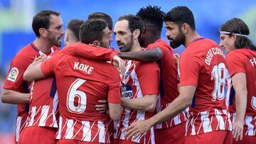 Atletico Madrid&#039;s Spanish midfield Koke (3L) celebrates with teammates after scoring a goal during the Spanish league football match between Getafe and Atletico Madrid at the Coliseum Alfonso Perez stadium in Getafe on May 12, 2018. / AFP PHOTO / OSC