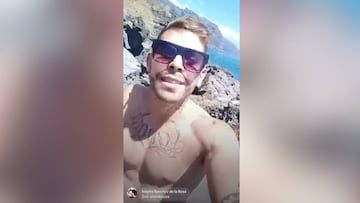 Alardea de estar en la playa con un directo y acaba detenido