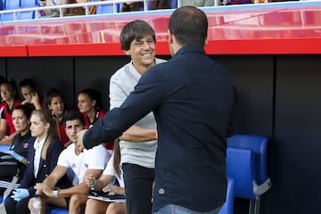 El entrenador del Tacon, David Aznar, saluda al técnico del Barcelona, Lluís Cortés.
 



