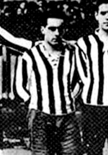 Laca se estrenó en 1916 como jugador del Athletic y se retiró 10 temporadas después. A pesar de ser centrocampista, contaba con un gran olfato goleador, ya que en 79 partidos marcó 48 dianas. Debutó con la selección española en 1924 en una amistoso frente a Italia.