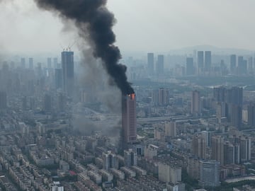 El 16 de sewptiembre de 2022, las llamas arrasaron este rascacielos de 218 metros de altura en la ciudad china de Changsha, en el centro del país, durante un espectacular incendio que no dejó ninguna víctima mortal.