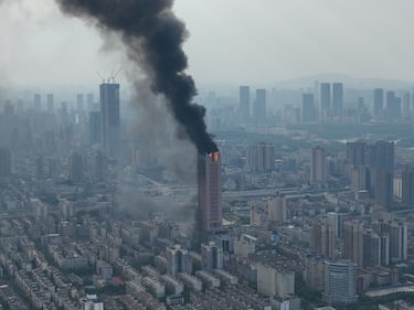 El 16 de septiembre de 2022, las llamas arrasaron este rascacielos de 218 metros de altura en la ciudad china de Changsha, en el centro del país, durante un espectacular incendio que no dejó ninguna víctima mortal.