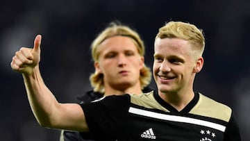 FILE PHOTO: Soccer Football - Champions League Semi Final First Leg - Tottenham Hotspur v Ajax Amsterdam - Tottenham Hotspur Stadium, London, Britain - April 30, 2019  Ajax&#039;s Donny van de Beek celebrates after the match                     REUTERS/Dy