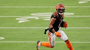 INGLEWOOD, CALIFORNIA - FEBRUARY 13: Ja'Marr Chase #1 of the Cincinnati Bengals runs with the ball in the first half against the Los Angeles Rams during Super Bowl LVI at SoFi Stadium on February 13, 2022 in Inglewood, California.   Andy Lyons/Getty Images/AFP
== FOR NEWSPAPERS, INTERNET, TELCOS & TELEVISION USE ONLY ==