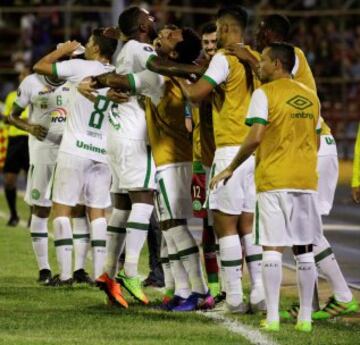 Los jugadores del Chapecoense celebran el segundo gol, el 0-2 obra de Luiz Antonio.