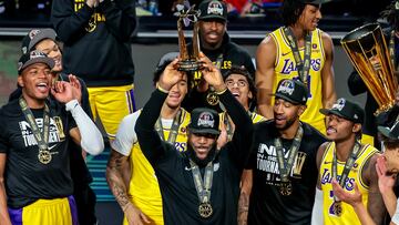 Las Vegas (United States), 09/12/2023.- Los Angeles Lakers forward LeBron James (C) reacts next to teammates after winning the Most Valuable Player award following the team's win in the NBA In-Season Tournament championship final against the Indiana Pacers at T-Mobile Arena in Las Vegas, Nevada, USA, 09 December 2023. (Baloncesto) EFE/EPA/ALLISON DINNER SHUTTERSTOCK OUT
