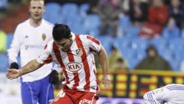 <b>VIEJOS CONOCIDOS.</b> El Atlético dispuso de numerosas ocasiones durante la primera parte. La más clara, cuando Agüero se plantó ante Leo Franco, pero no logró defi nir.