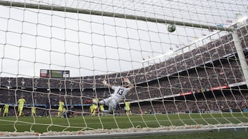 Luis Suárez marca el gol anulado por fuera de juego. 


