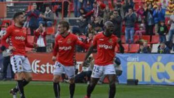 Molina, Muñiz festejan con Emaná su tanto ante el Tenerife.