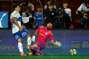 Vidal calla a sus críticos y Colo Colo derrota a la UC en el Clásico