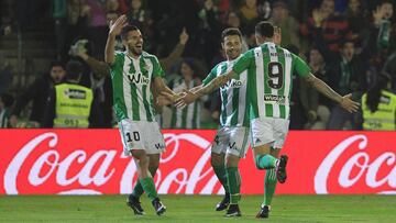 Rubén Castro, Ceballos y Sanabria celebran un gol
