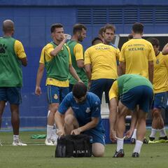 Chen visita la plantilla en el entrenamiento matutino