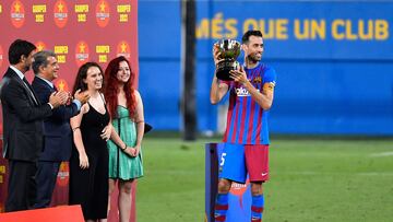 Sergio Busquets posa con el Trofeo Joan Gamper 