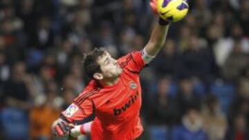 PARADÓN. Iker, en una acción en el último partido en el Bernabéu.