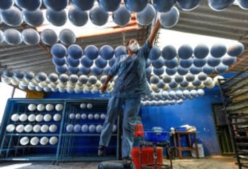 Balones colgados de los balcones, la estatua de un balón en la plaza del pueblo, un museo del balón, 20 fábricas de balones... está claro de qué vive el pequeño pueblo colombiano de Monguí.