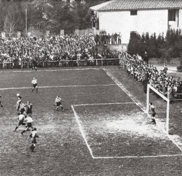 Los primeros estadio trataban de buscar la comodidad de los espectadores a la hora de ver los partidos de fútbol. Tan sólo una pequeña valla de madera separaba a los futbolistas del apasionado público.