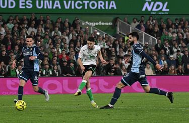 Sigue aumentando los números goleadores Andrés Martín, tras su doblete ante el Córdoba. El sevillano no celebró sus goles por su pasado en el club blanquiverde. Dos golazos de un jugador que pide Primera.