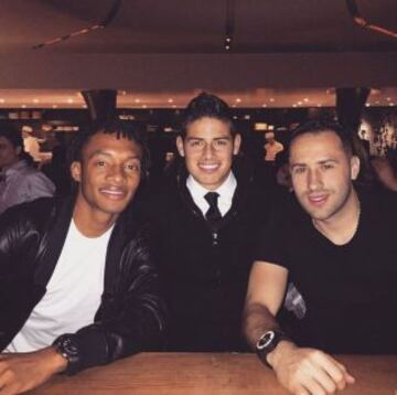 James Rodríguez aprovechó sus días de recuperación para conformar en una cena informal un trío de Selección Colombia junto a Juan Guillermo Cuadrado y David Ospina.