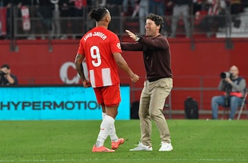 Luis Surez festeja con Rubi su gol al Granada.